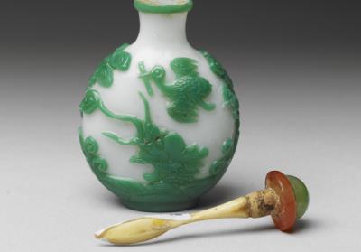 图片[3]-Green-overlay glass snuff bottle with dragon and pavilion design.-China Archive